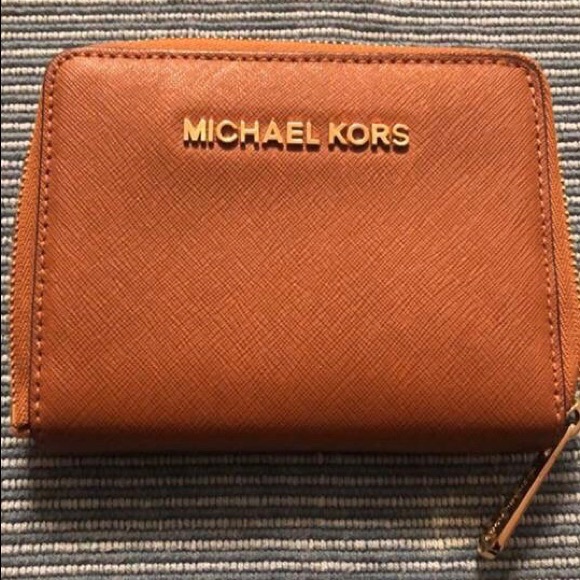 Small Michael Kors Wallet - Picture 1 of 3